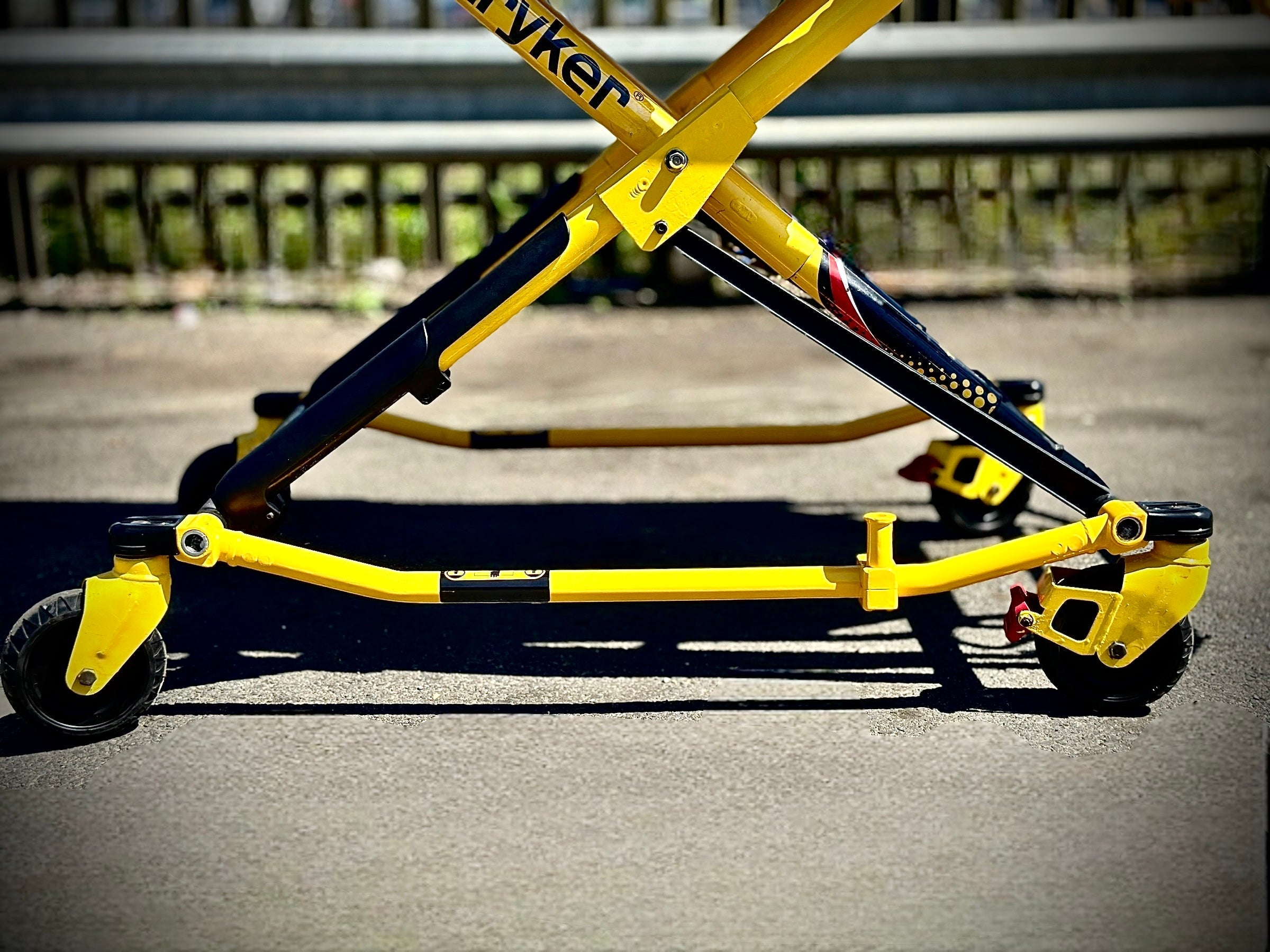 Stryker MX - PRO Bariatric (6083) Ambulance Cot – 850–1600 lb Capacity - Stryker - JJJ Medical